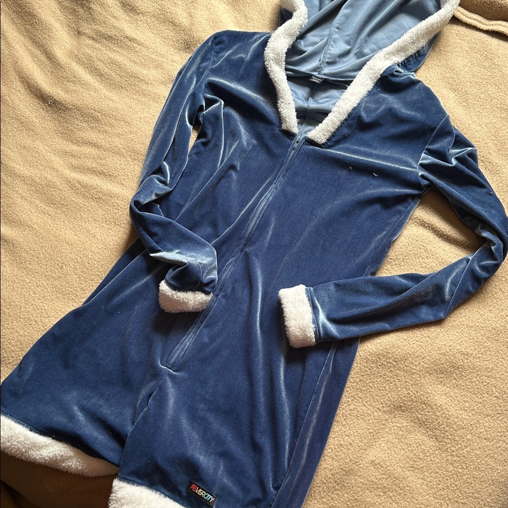 NWOT Men’s Hooded Blue Velour Romper with Faux Fur Trim -